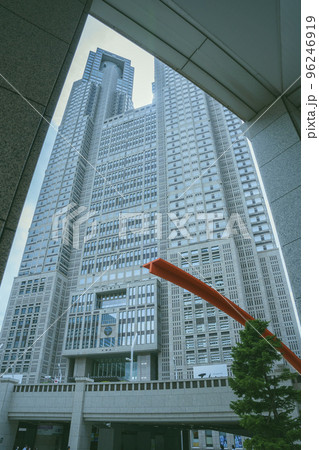 東京都新宿区の東京都庁(第一本庁舎・第二本庁舎・議会)を外観から見る風景 東京都新宿区の東京都庁(第一本庁舎・第二本庁舎・議会)を外観から見る風景 96246919