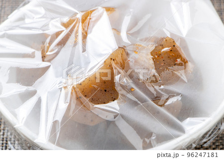 ラップをかけられた料理(こんにゃくのピリ辛煮)。 96247181