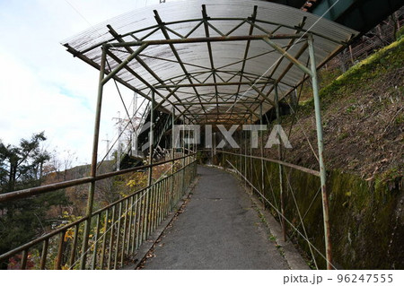 寝覚めの床から臨川禪寺に続く道　屋根付き歩道 96247555