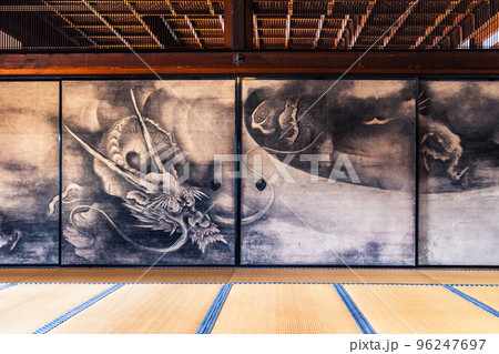 京都　建仁寺　龍の水墨画 96247697