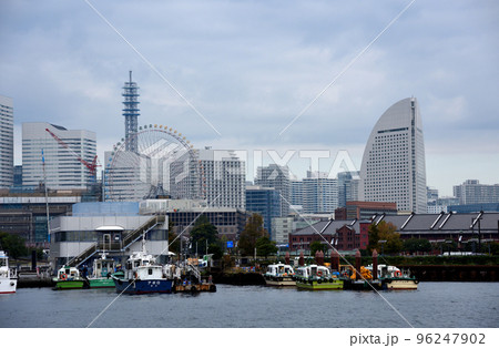 みなとみらい横浜の昼の景色 96247902