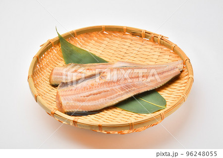 ざるに乗せたホッケ ざるに乗せたホッケ 96248055