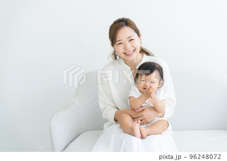 赤ちゃんを抱っこする母親 96248072