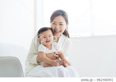 赤ちゃんを抱っこする母親 96248091