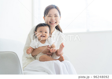 赤ちゃんを抱っこする母親 赤ちゃんを抱っこする母親 96248092