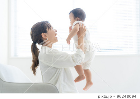 赤ちゃんを抱っこする母親 96248094