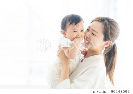 赤ちゃんを抱っこする母親 96248095