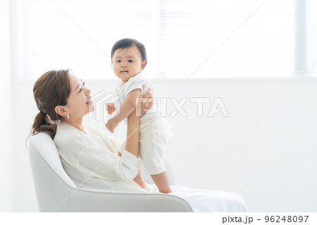 赤ちゃんを抱っこする母親 赤ちゃんを抱っこする母親 96248097