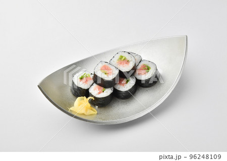 おいしそうな巻き寿司　ネギトロ巻き 96248109