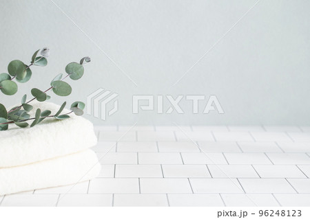 白いタオルとユーカリ 美容やコスメの背景素材 白いタオルとユーカリ 美容やコスメの背景素材 96248123