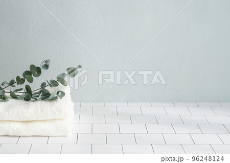 白いタオルとユーカリ　美容やコスメの背景素材 96248124