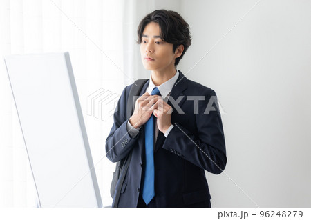 身支度をするスーツの若い男性 96248279
