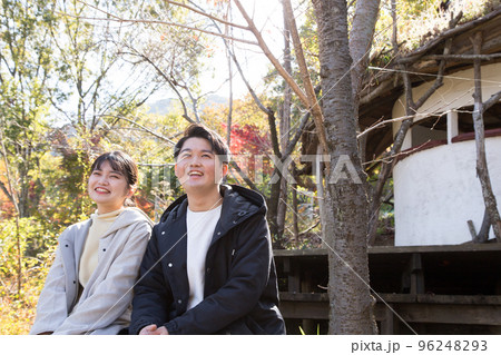 四季の丘公園の小屋の前で座っておしゃべり 96248293