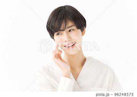 ショートカットの女性 白背景 ショートカットの女性 白背景 96248573