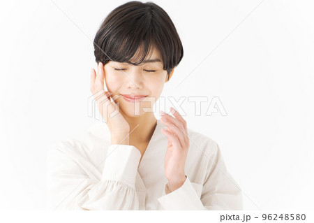 ショートカットの女性　白背景 96248580