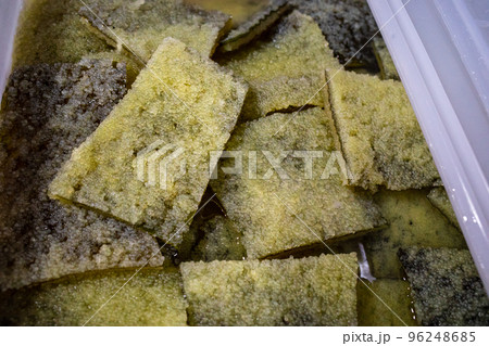 市場に並ぶ子持ち昆布 96248685