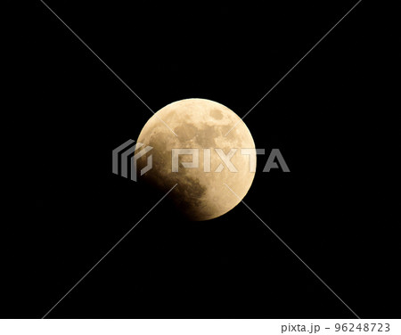 秋の夜空の皆既月食の様子 96248723