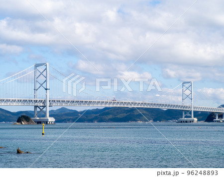 四国側から見た大鳴門橋。兵庫県(淡路島)と徳島県を結ぶ吊橋。 96248893