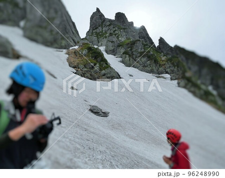 剱岳　長次郎谷の雪渓の登攀　休憩中 96248990