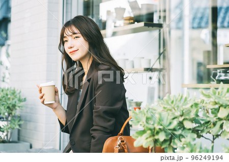 屋外でコーヒーを飲む女性 屋外でコーヒーを飲む女性 96249194