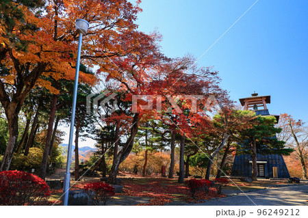 紅葉と鐘楼 96249212