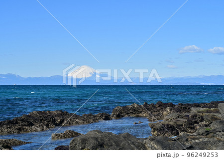 晴天の三浦半島横須賀長井港から相模湾江の島富士山を望む 96249253