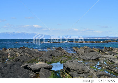 晴天の三浦半島横須賀長井港から相模湾江の島富士山を望む 96249255