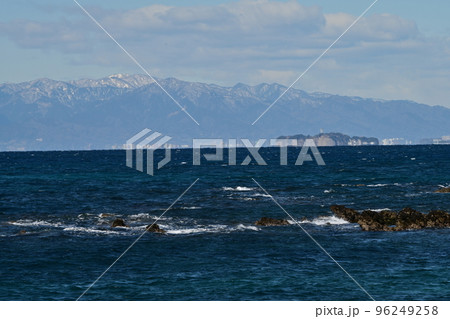 晴天の三浦半島横須賀長井港から相模湾江の島富士山を望む 96249258