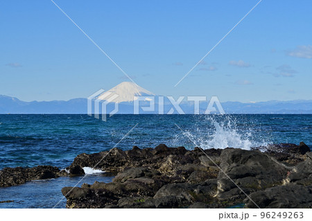 晴天の三浦半島横須賀長井港から相模湾江の島富士山を望む 96249263
