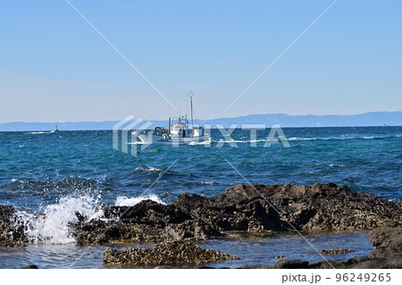 晴天の三浦半島横須賀長井港から相模湾江の島富士山を望む 96249265