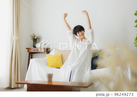 リビングの女性 96249273