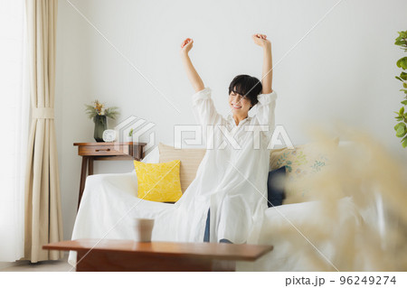 リビングの女性 リビングの女性 96249274