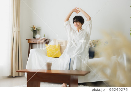 リビングの女性 96249276