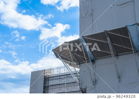 青空と足場の架け払い 96249320