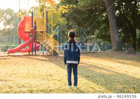 秋の公園で遊んでいる小学生の子供 96249336