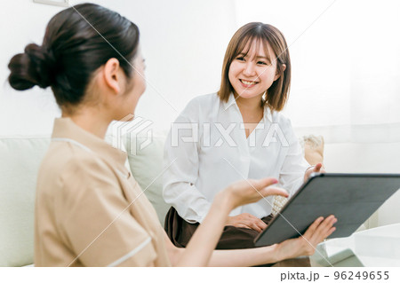 美容系サロンでカウンセリングするカウンセラースタッフと相談する日本人女性 96249655