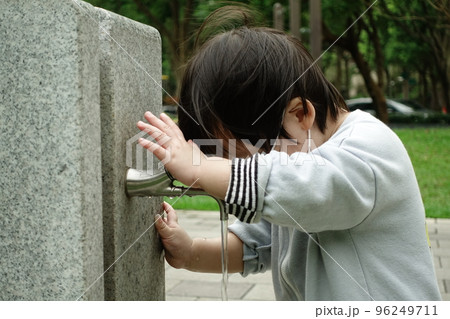 手洗 手洗い 手を洗う 96249711