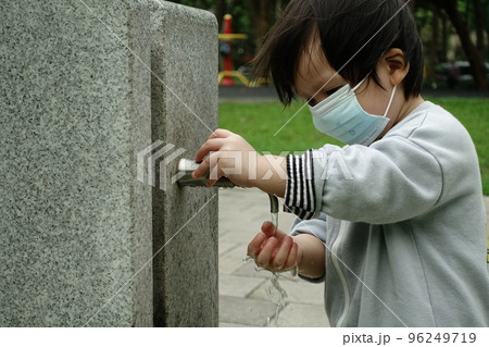 手洗 手洗い 手を洗う 96249719