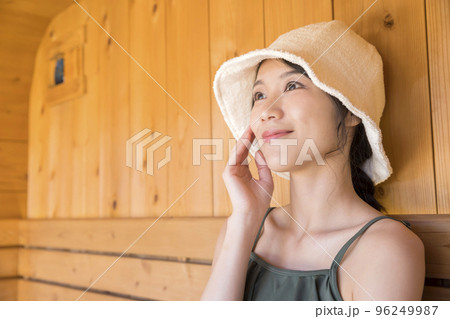 サウナハットをかぶってサウナに入る若い女性 ととのう 96249987