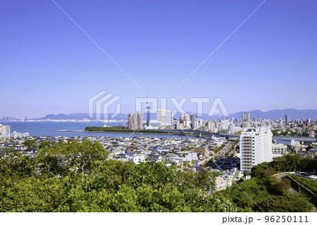 高台から見た福岡の美しい都市風景 96250111