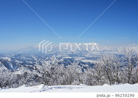 冬の鍋倉山から見る雪の山並み黒姫山妙高山火打山 96250290