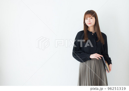 パソコンを持つ女性 パソコンを持つ女性 96251319