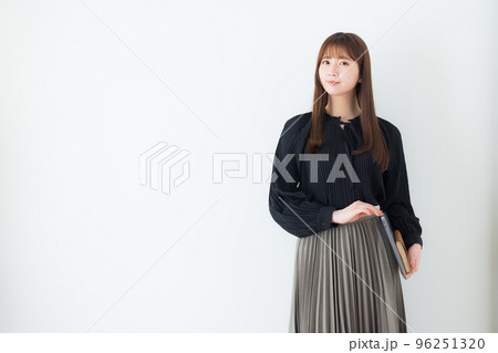 パソコンを持つ女性 パソコンを持つ女性 96251320
