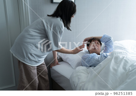 朝、夫を起こす妻 96251385