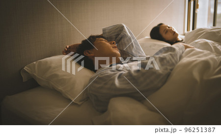 ツインベッドで眠る夫婦 96251387