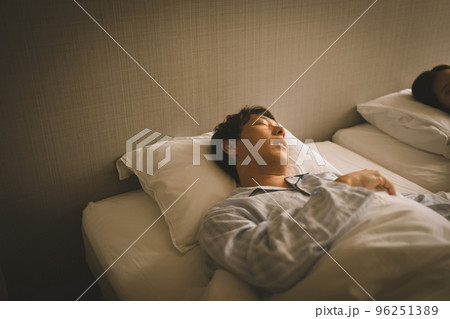 ツインベッドで眠る夫婦 96251389