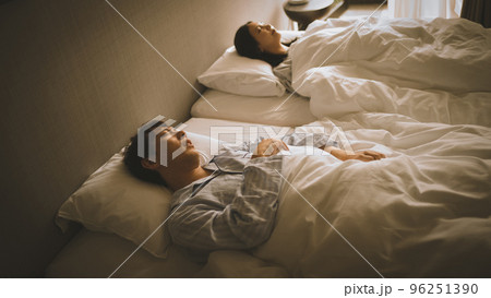 寝室の夫婦 96251390