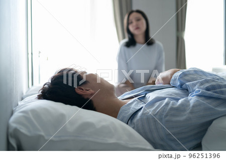 起きたくない夫 起きたくない夫 96251396
