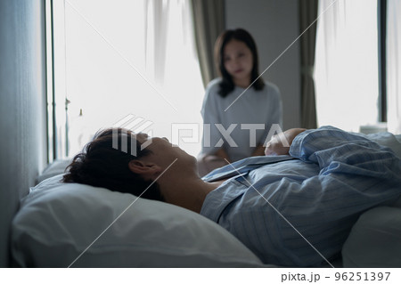 寝室の40代男性 96251397