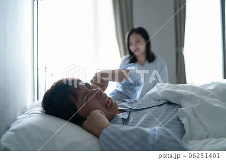 寝室の40代男性 96251401